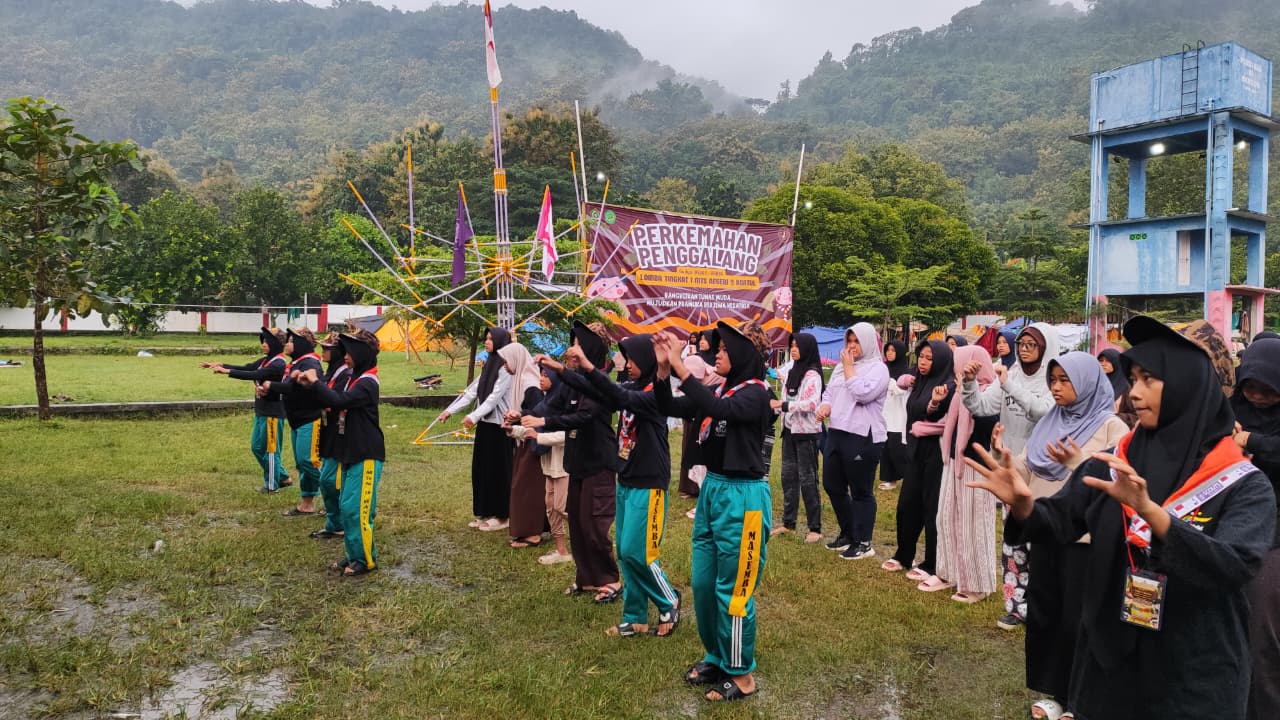 Senam Bersama Awali Hari Ketiga Perkemahan Penggalang MTsN 9 Bantul